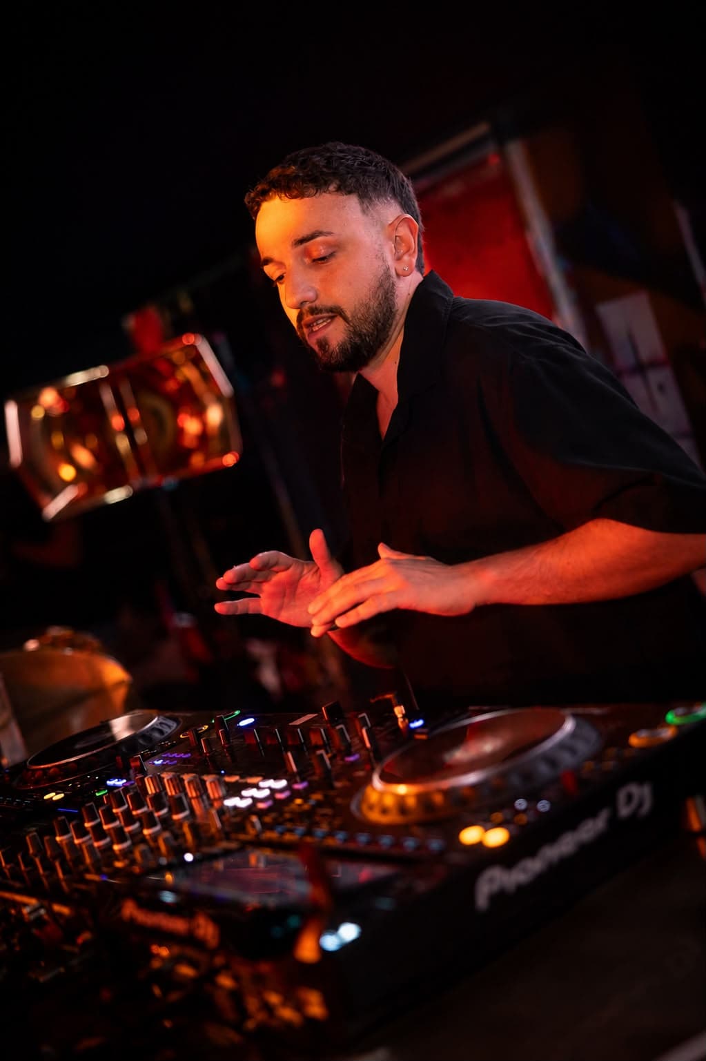 Luca Paone alla console sotto le luci di una serata